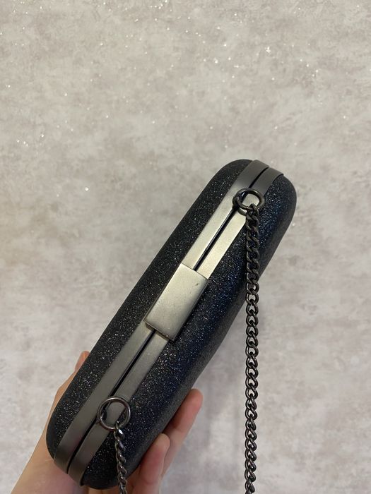 Блискучий клатч з металевим ланцюжком