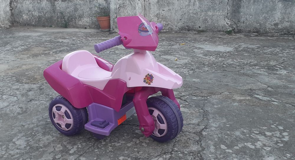 Triciclo eletrico de criança.