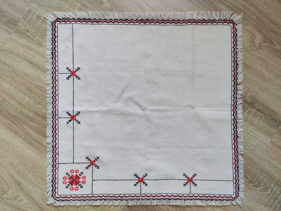 Вишита квадратна серветка