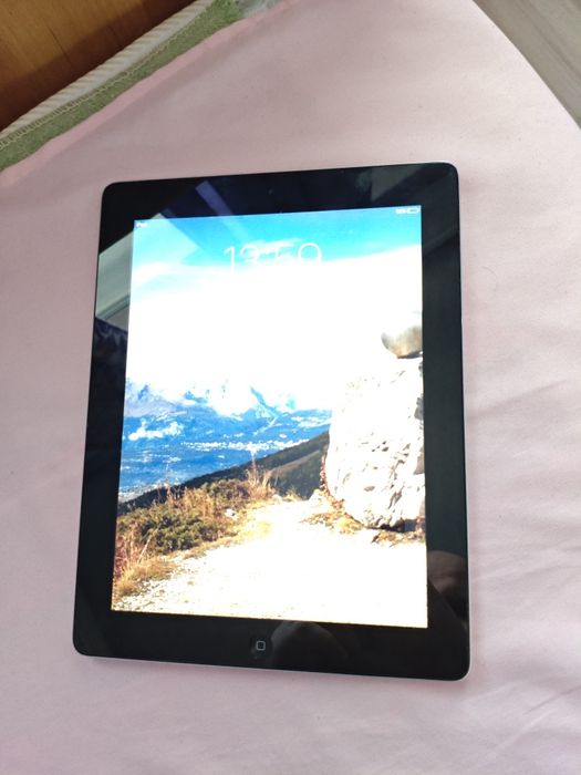 Продам iPad 2 32 gb , цілий, блокований дисплей, з icloud

Гарний стан