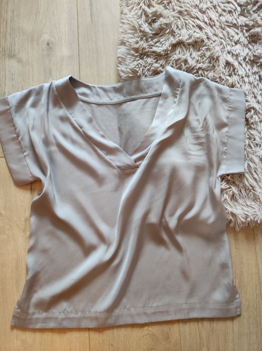 Lekka połyskująca bluzka.