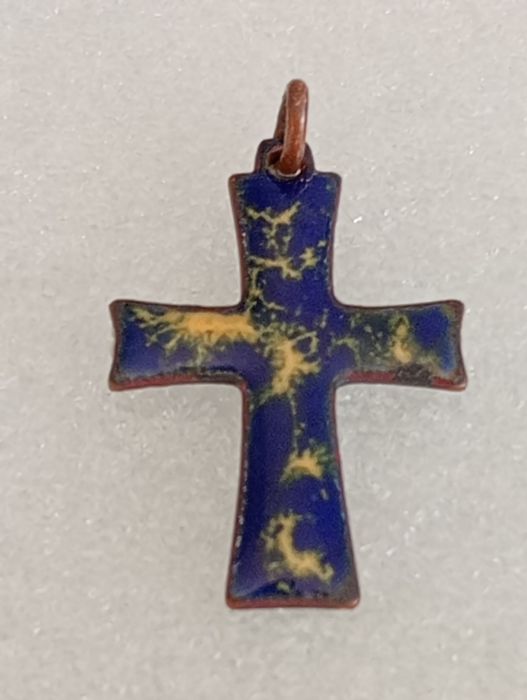 Stary miedziany krzyżyk w emalii komòrkowej