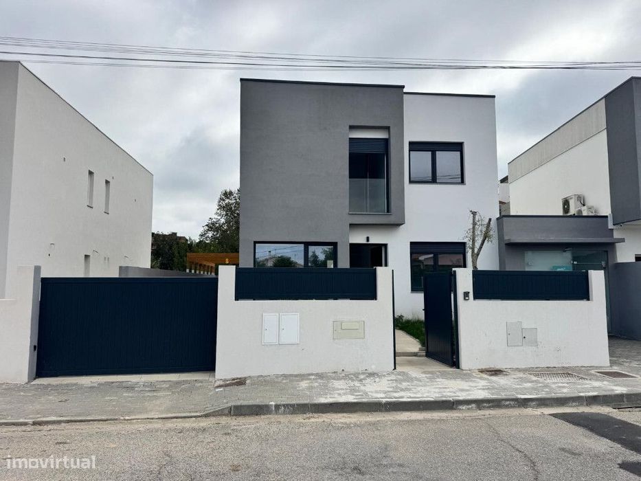 Moradia Geminada M4 com garagem em zona de  Agueda
