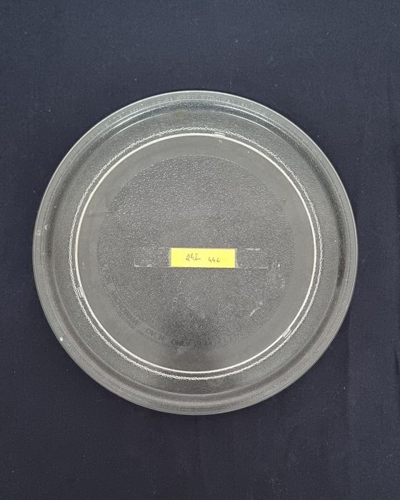 Pratos de microondas com 24.5 cm.