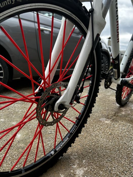 bicicleta btt  equipada com material sram