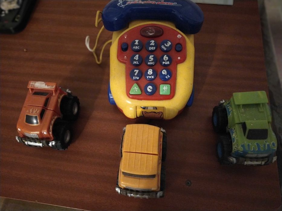 Vários brinquedos para meninos e meninas.