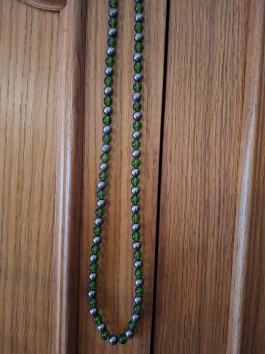 Colar com Contas Verdes e Prateadas