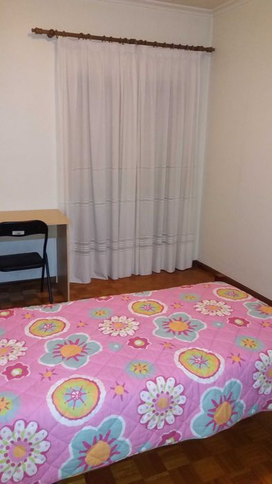 Alugam-se dois quartos a trabalhadores (preferência)