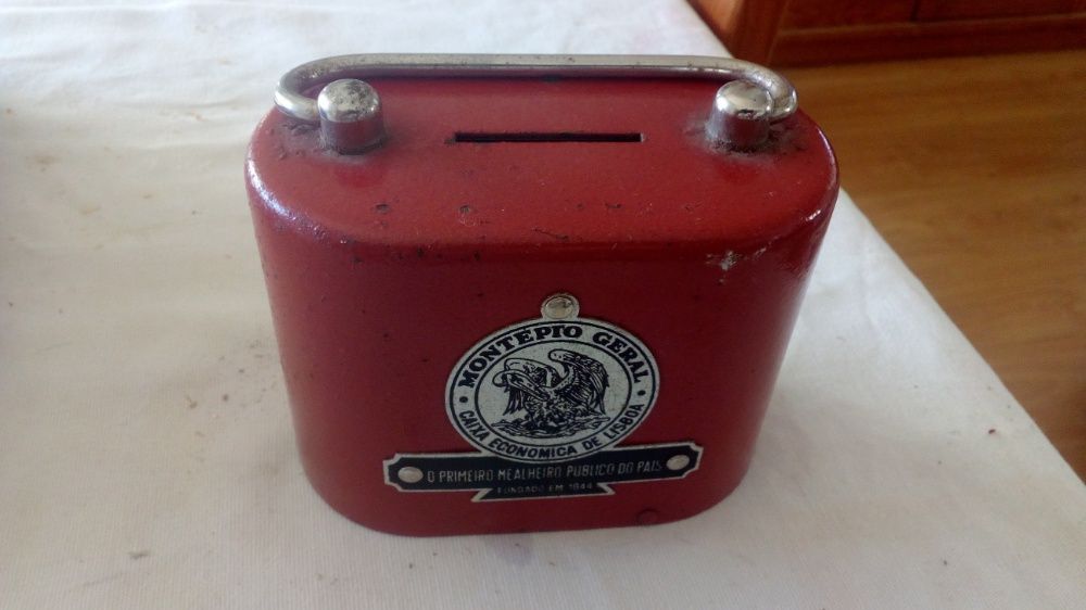 artigo coleção Mealheiro antigo do Montepio Geral