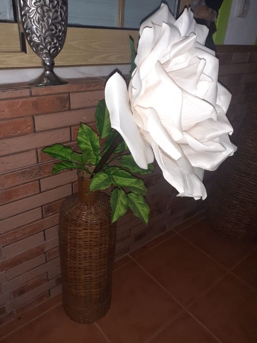 Decoracao jarrao em verga e flor grande em tecido