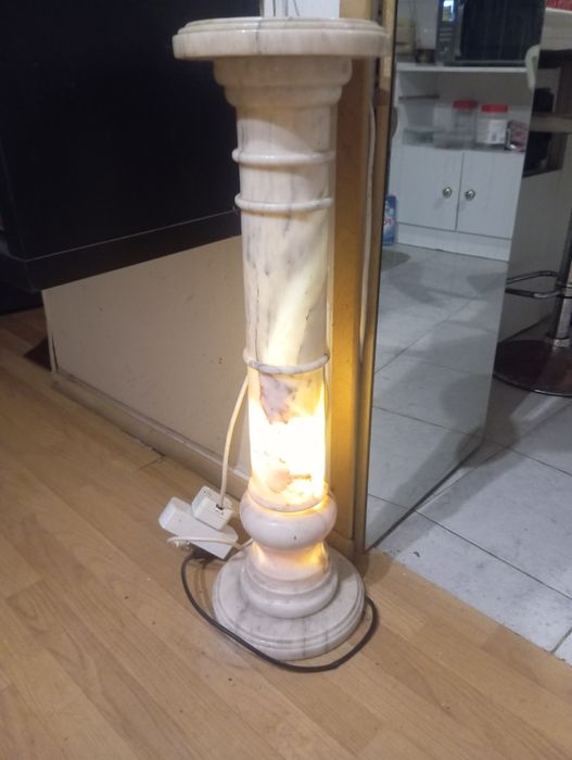 Coluna em mármore com luz
