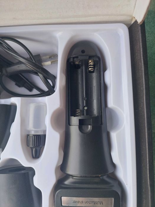 Машинка для стрижки волос + триммер для носа и ушей. Электробритва.