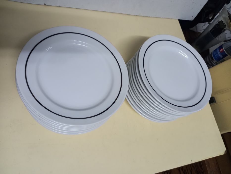 Pratos de sobremesa, ladeiros, sopa e travessa