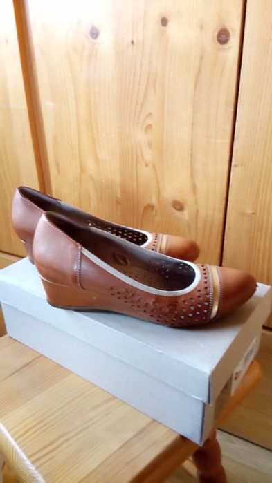 Skórzane buty na niskiej koturnie