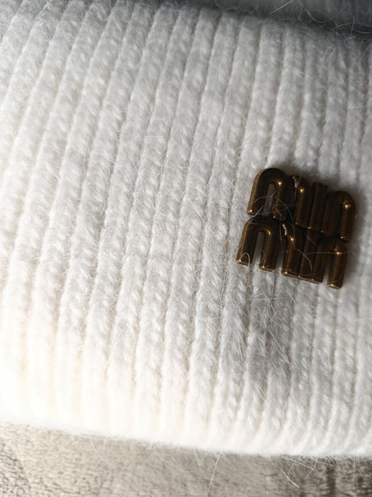 Шапка жіноча біла