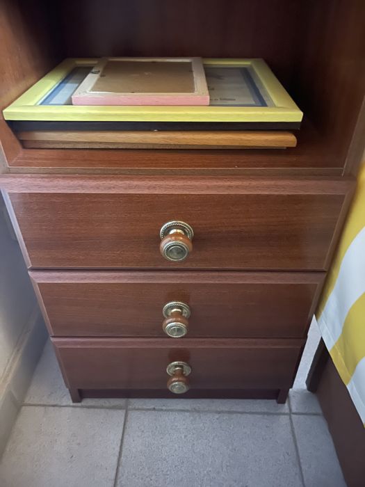 Móvel com 4 prateleiras