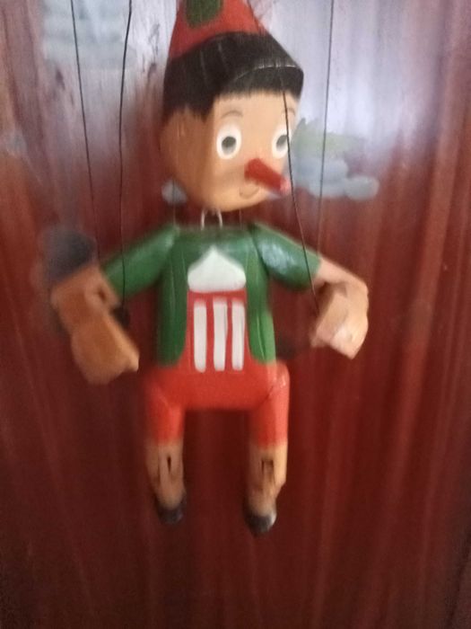 Marioneta antiga Pinóquio articulada em madeira, vinda de Itália