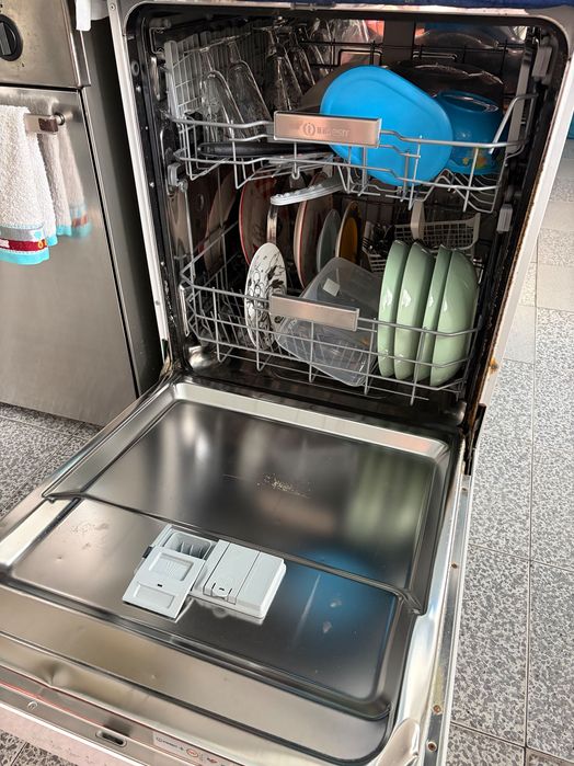 Máquina lavar loiça Indesit