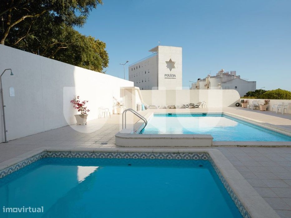 Apartamento T2, remodelado, em condomínio com piscina.