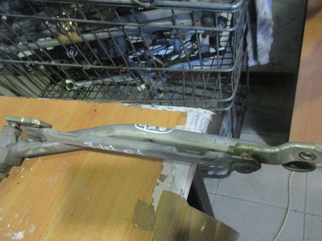 Haste / braço de escova limpa vidros frente esquerda PEUGEOT 107