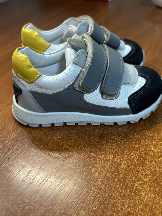 Шкіряні дитячі кросівки/ 22 розмір, стан чудовий