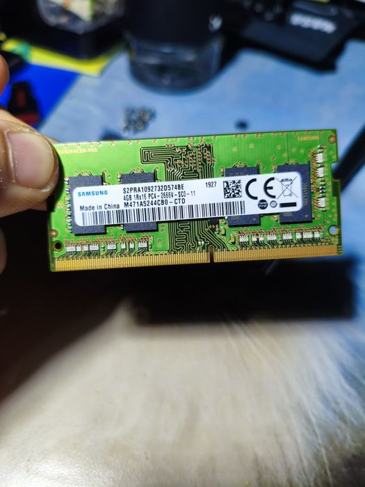 Memórias RAM sodimm ddr2 ddr3 dd4 e ddr, alguns ecrãs e processadores