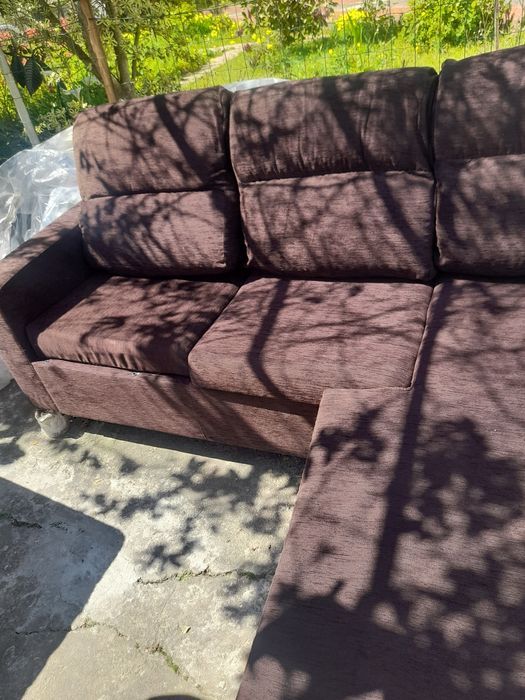 sofá de cor castanho