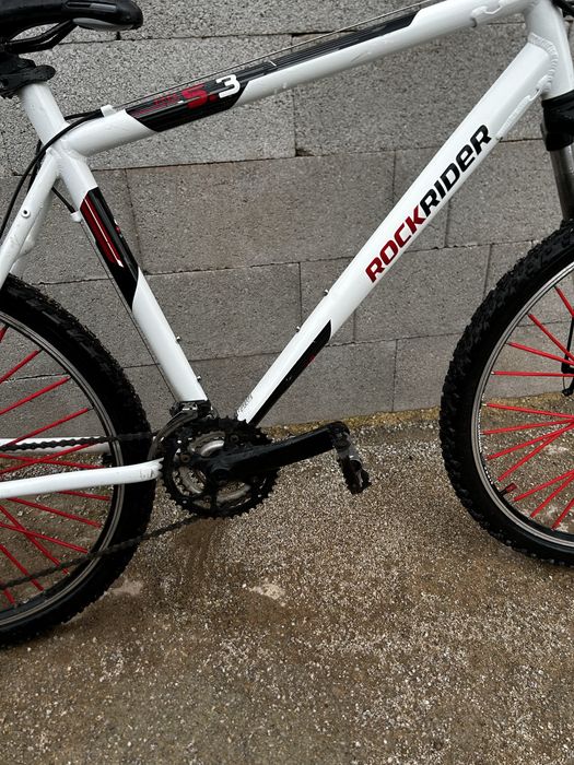 bicicleta btt  equipada com material sram