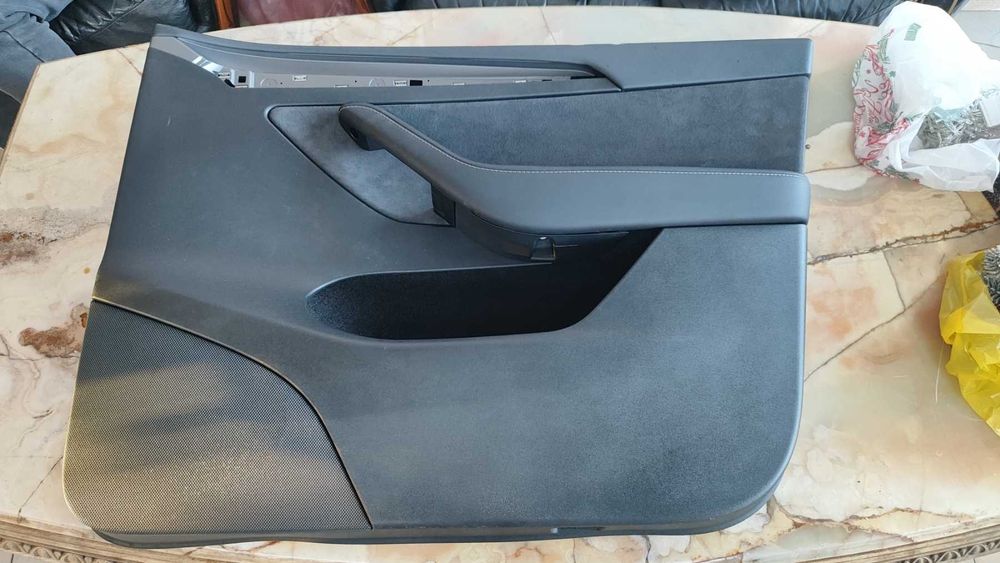 Внутрішня обшивка дверей (карта дверей) для автомобіля Tesla Model Y.