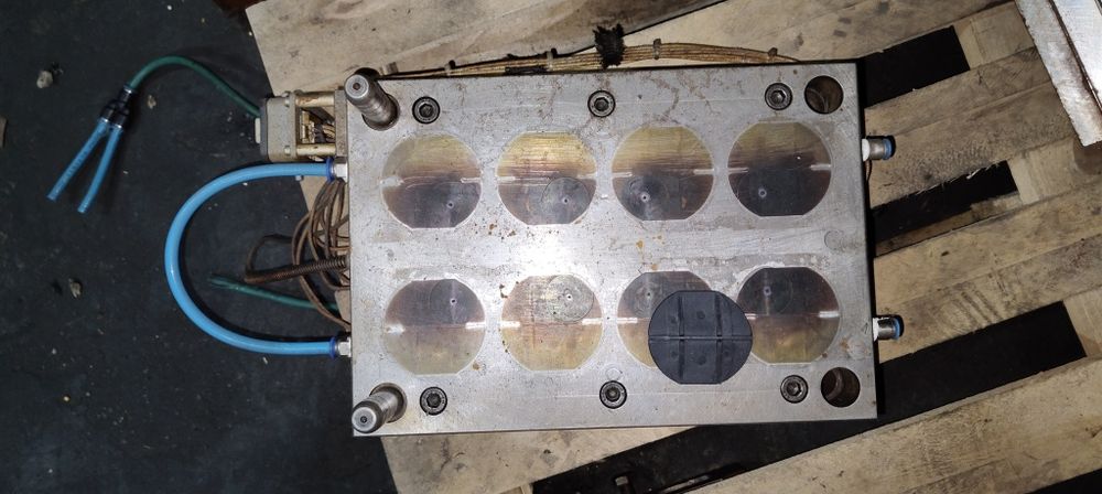 Forma wtryskowa na narożnik osłonowy pod taśmę PP