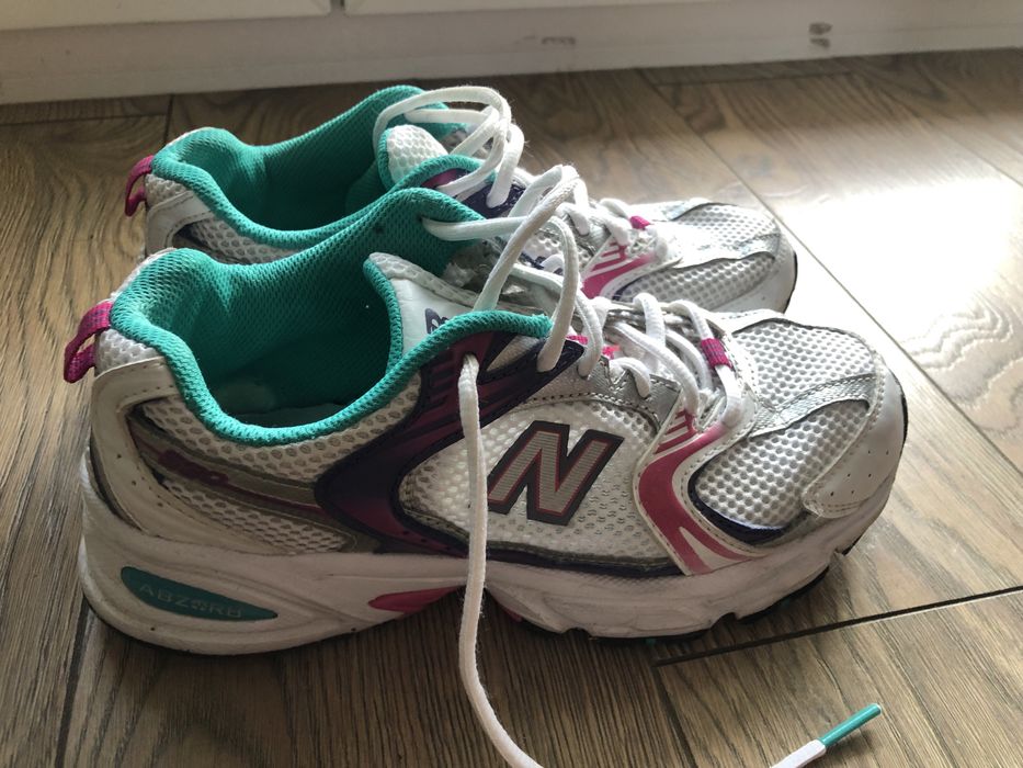 Adidasy marki New Balance.