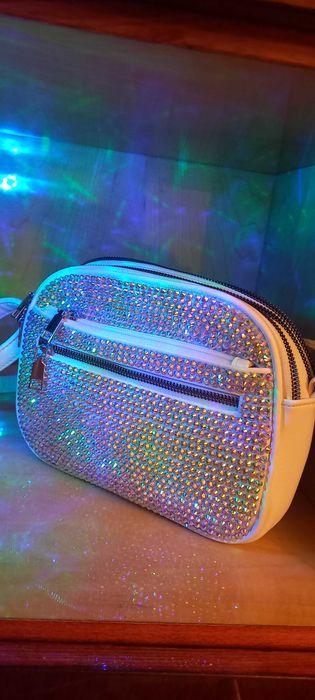 Sprzedam białą torebkę z cyrkoniami, ręcznie robioną.