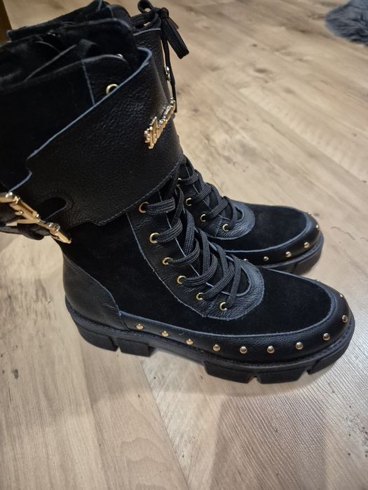 Czarne cudne traperki