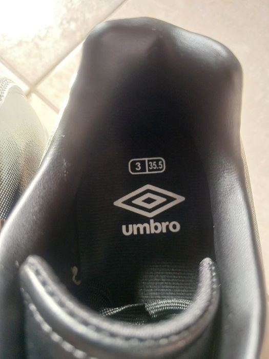 Chuteiras Umbro 35.