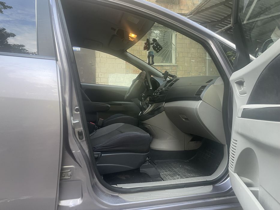 Автомобіль Mitsubishi Grandis