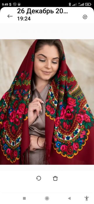 Нова красива шерстяна хустка.