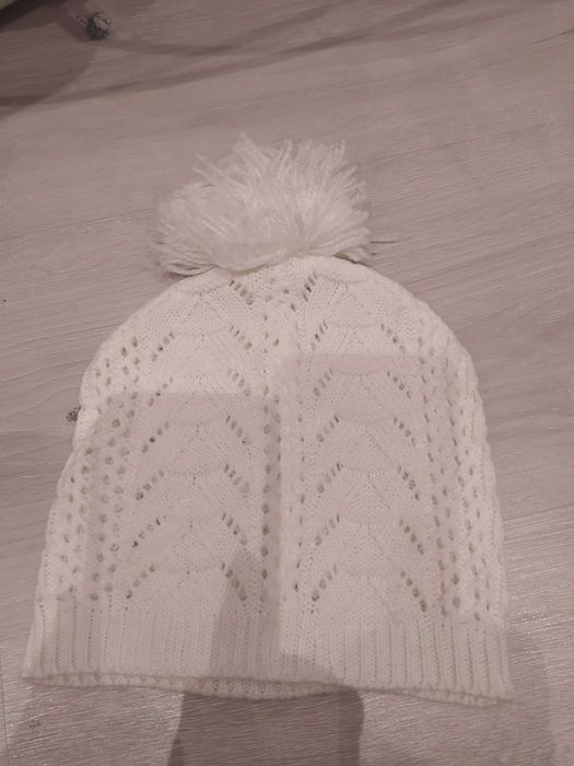 Delikatna, biala czapeczka