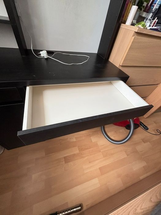 Biurko Ikea kolor ciemny brąz/ czarny.