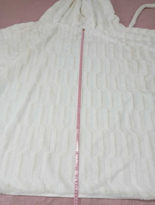 Capa com capuz pelo branco