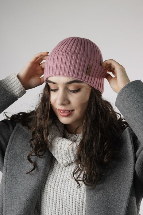 Мʼяка коротка шапка з відворотом по голові