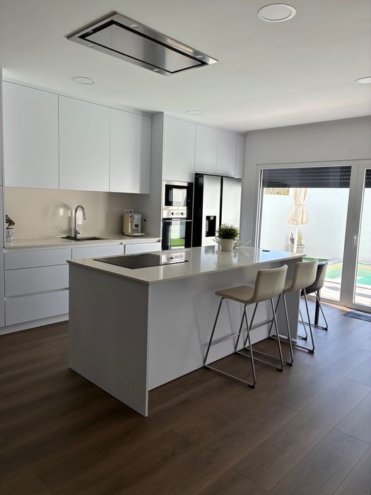 Moradia T3+1 nova, com piscina em Samora Correia