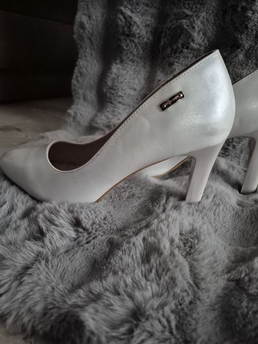 Szpilki perłowe raz założone