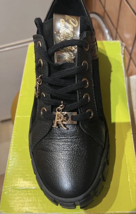 Bity snakersy skora nowe raz zalozone jednak za male sie okazaly