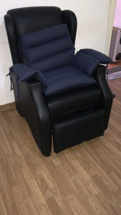 Cadeirão reclinável (Manual) cor preta (usado)