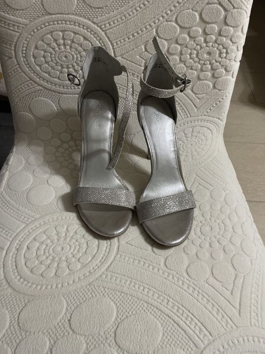 Sandaly na obcasie  srebrne