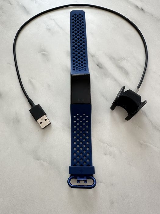 Fitbit Charge 4 z opaska