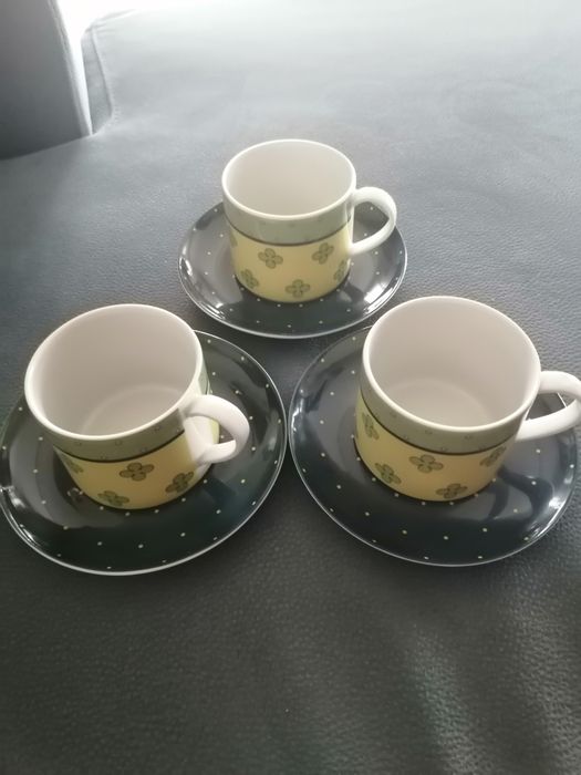 Três chávenas chá com Pires