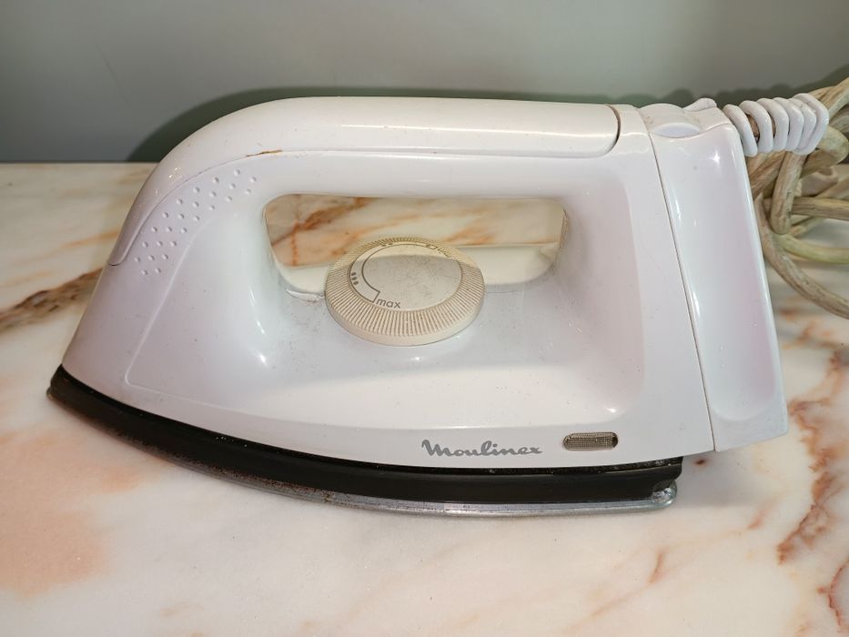 Ferro de engomar marca MOULINEX  a funcionar perfeitamente