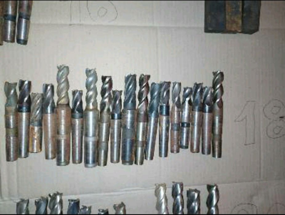 Різці токарні, фрези