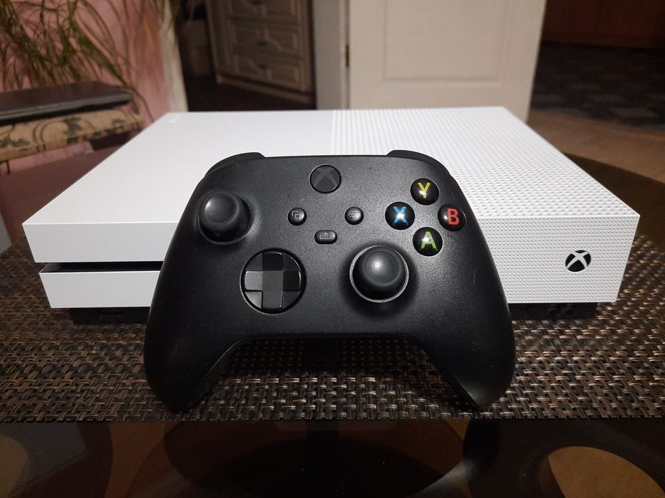 Xbox One S 500gb + геймпад